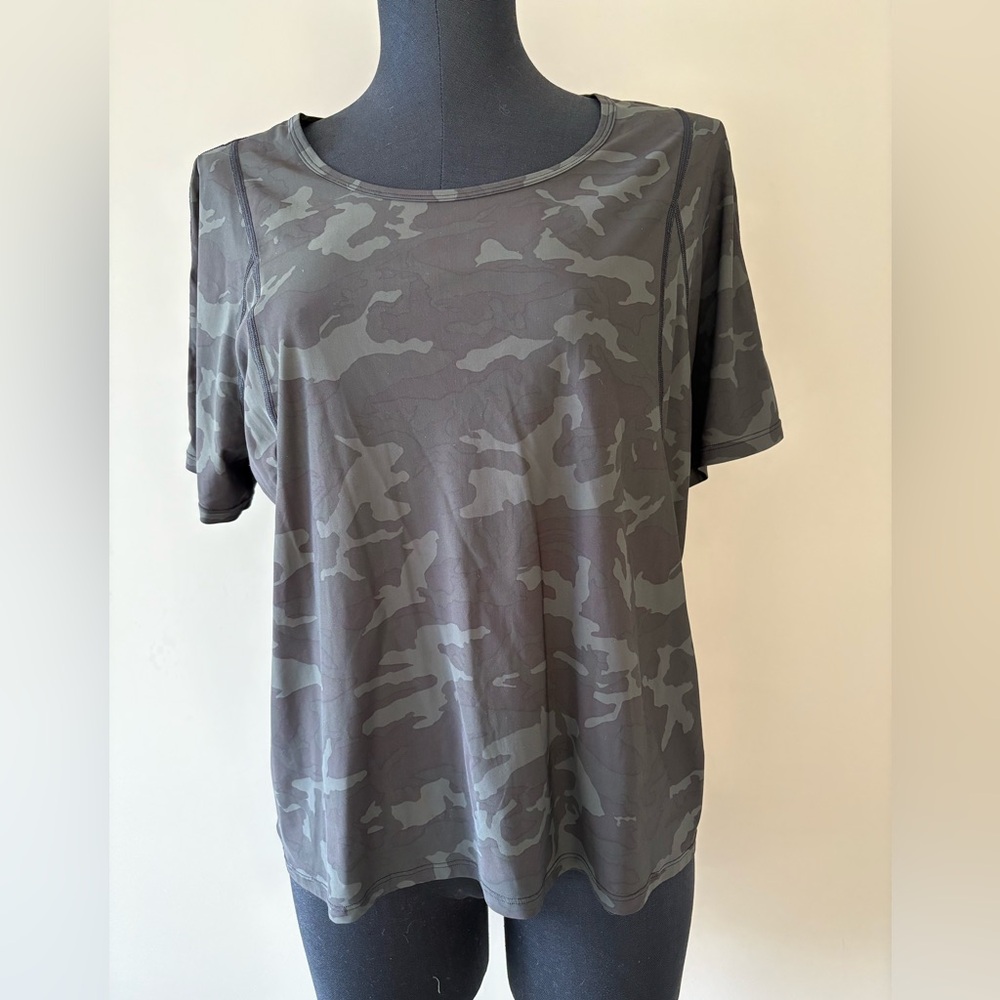 Lululemon Outrun The Heat Camo Short Sleeve Size 10